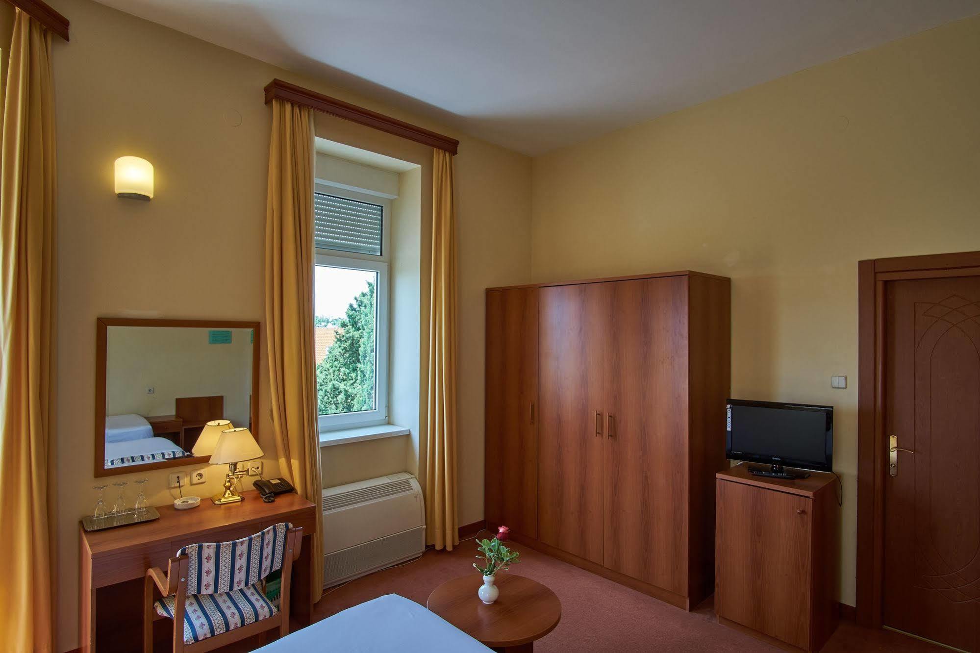 Hotel Vila Ruzica- Glavna Zgrada I Depandanse Цриквеница Экстерьер фото